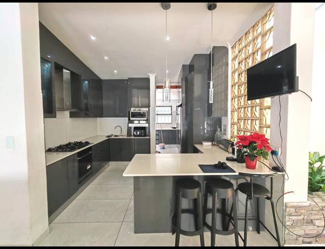 5 BEDROOM HOUSE FOR SALE IN WELGELEGEN